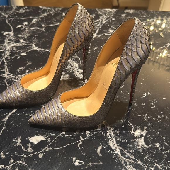 Christian louboutin size 38
Pigalle python blue-gray 115 mml stiletto - Picture 3 of 5